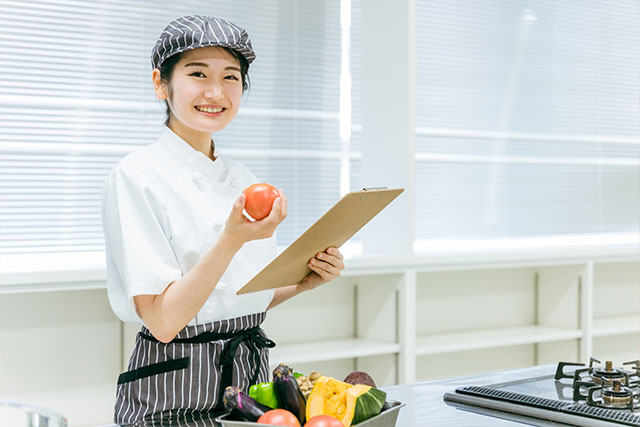 公認スポーツ栄養士とは？資格取得の流れやメリット・年収を解説